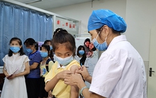 Mẹ từng mắc ung thư cổ tử cung, con gái có cần tiêm vắc xin HPV sớm hơn bình thường?