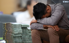 Người đàn ông bất ngờ bị kiện bởi khoản nợ xấu hơn 27 tỷ đồng dù "chưa từng ký tên", toà phán: “Anh thật sự không cần trả một đồng nào”