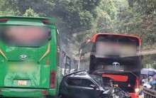 VIDEO: Tai nạn liên hoàn khiến xe ô tô bị "vò nát" giữa 2 xe khách, nhiều người bị thương