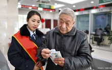 Cụ ông U90 chi hơn 3,8 tỷ đồng đầu tư quỹ nhưng lỗ mất 1 tỷ liền kiện ngân hàng đòi bồi thường, tòa án khẳng định: “Họ không có lỗi”