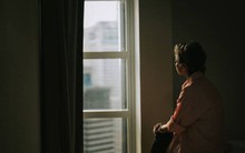 Tôi 67 tuổi, về hưu sống phụ thuộc con cái, cho đến một ngày mở nhầm túi rác và biết sự thật rúng động