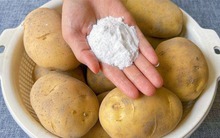 Rắc một nắm bột trắng lên khoai tây, để cả tháng cũng không thối hay mọc mầm!