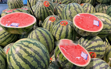 Người bán luôn bổ đôi quả dưa hấu rồi để ở quầy: 4 "bí mật" đằng sau sẽ khiến bạn bất ngờ!