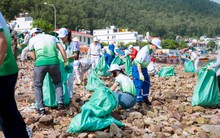 400 tình nguyện viên ra quân làm sạch môi trường ven Vịnh Nghi Sơn