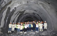Đèo Cả báo tin vui: Sau 16 tháng thi công liên tục bất chấp địa chất yếu, hầm đường sắt dài 580m chính thức được đào thông
