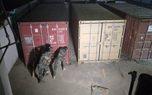 Nhận tin báo, lực lượng an ninh nhanh chóng đột kích một kho hàng: Phát hiện 12 container chứa 5 triệu USD tiền giả và vàng giả