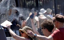 Châu Âu nắng nóng kỷ lục đầu mùa, loạt trường học đóng cửa