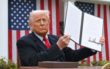 Ông Trump tiếp tục gửi thư thông báo thuế với một loạt nước, một quốc gia bị áp thuế gấp 5 lần ban đầu tuyên bố sẽ đáp trả tương xứng