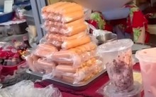 Xúc xích không nhãn bán tràn lan ngoài chợ, bị kiểm tra lại nói 'hàng nhà làm để ăn'