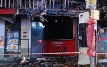 Cháy lớn ngay ngã bảy ở TP HCM, giao thông hỗn loạn