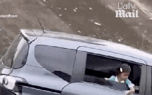 Hai mẹ con mắc kẹt trong xe ô tô đang chìm xuống mương: Khoảnh khắc đứng tim trong tiếng kêu cứu tuyệt vọng