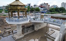 Cảnh tượng 'lạ' trên sông Tô Lịch khiến ai cũng phải ngoái nhìn: Sẽ hoàn thành trong tháng sau