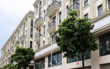 Shophouse giá chục tỷ đóng cửa im ỉm, hóa 'phố không người' trên đất vàng Hà Nội