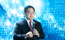 Sinh viên hỏi xoáy "Các chuyên gia AI làm gì khi bị mất điện", ông Hoàng Nam Tiến đứng ngồi không yên, phải xuống gặp tận nơi để trả lời