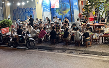 Vỉa hè Hà Nội tiếp tục bị “nuốt chửng” bởi hàng quán, người đi bộ xuống lòng đường nhường cho... người đi nhậu
