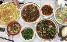 Đi ăn cơm bình dân ở Trung Quốc, khách Việt "ngớ người" khi thấy một thứ phủ trên bàn: "Không ngờ họ lắm chiêu đến vậy"