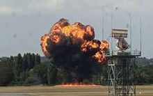 Máy bay phát nổ thành quả cầu lửa ngay sau khi cất cánh, bốc khói đen cao hàng trăm mét
