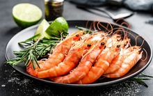 Đừng chỉ rửa tôm bằng mỗi nước, đầu bếp chỉ một mẹo khiến tôm bay sạch bùn đất, vi khuẩn