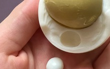 Bóc quả trứng gà luộc, cô gái hoang mang khi thấy 1 thứ nằm bên trong
