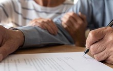 Tôi sốc vì không có tên trong di chúc của bố, đến khi luật sư đưa phong bì gửi riêng tôi kèm chiếc cúc áo, cả nhà náo loạn