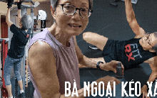 Bà ngoại 79 tuổi khỏe hơn người bằng nửa tuổi mình: Nâng tạ đơn giản như đi dạo công viên, kéo xà 7,5kg nhẹ nhàng