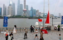 Nghịch lý ở nền kinh tế lớn thứ 2 thế giới: Đằng sau đà tăng trưởng 5,2% là xu hướng ‘thắt lưng buộc bụng’, chỗ nào cũng cắt giảm lương, áp lực tài chính lan rộng