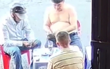 Người đàn ông "chết điếng" vì 2 điện thoại iPhone chạy hệ điều hành... Android