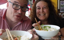 Khách Tây nhận xét Việt Nam có món mỳ thơm ngon bậc nhất, giá chỉ vài chục ngàn, đã ăn là không thể quên