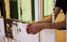 Quốc gia cân nhắc thả 10.000 tù nhân vì nhà giam quá tải