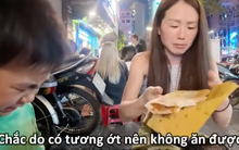 Khách Nhật ngỡ ngàng khi hỏi giá bánh tráng nướng ở phố đi bộ Nguyễn Huệ