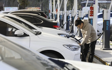 Nền kinh tế số 2 thế giới tăng tốc khai thác 'mỏ vàng' mới: kế hoạch xây 100.000 trạm sạc xe điện, thổi bùng cuộc đua công nghệ giữa các 'ông trùm' ô tô