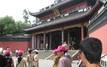 Khách Việt bất ngờ với cảnh tượng ở điểm du lịch Trung Quốc, nhận xét: "Sao lại tới mức đó?"