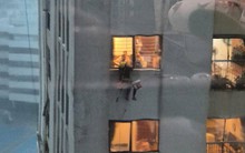 Bức ảnh công nhân đu dây bị mắc kẹt được chia sẻ trong ngày giông lốc kinh hoàng ở Hà Nội: “Mong đồng bào bình an!”