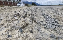 Cảnh xuống cấp, chắp vá 'như áo rách' của các tuyến đường ở Khu kinh tế Vũng Áng