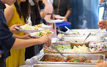 Ăn buffet 360.000 đồng/người, 2 người phụ nữ nhập viện, đòi bồi thường 7 triệu đồng, cơ quan quản lý khẳng định: Không cần, lỗi ở khách