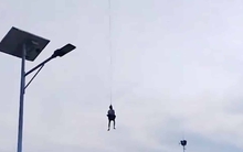 Kỳ tích từ máy bay không người lái: Người đàn ông thoát lũ nhờ thiết bị phun phân bón