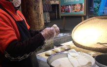 Khách Việt há hốc khi đi mua món đường phố ở Trung Quốc: "Không ngờ người ta có thể làm vậy với 1 chiếc bánh"