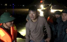 Tàu du lịch chở 34 người bị chìm khi đang câu mực ở Hà Tĩnh