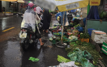 Bức ảnh sạp rau của mẹ cùng dòng tâm sự nhói lòng: “Mình thất nghiệp, mình không nuôi nổi mẹ”