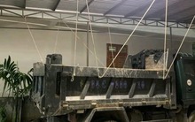 Trước giờ bão Wipha đổ bộ: Người dân Hạ Long buộc mái nhà vào xe tải, MXH nửa phục nửa hoang mang