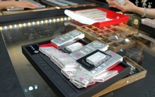 Giá bạc chạm đỉnh 14 năm, sức tăng vượt giá vàng