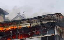 Hà Nội: Lửa ngùn ngụt trên tầng tum ngôi nhà ở đường Giải Phóng