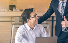 Khi sếp giao việc, người thường chỉ đáp “vâng ạ” hay “em làm ngay”, người EQ cao khéo léo ghi điểm trong mắt lãnh đạo bằng 7 câu này