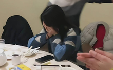 Đi họp lớp, tôi xin về sớm: Vừa về đến nhà nhận được tin nhắn từ lớp trưởng, thề không bao giờ đi họp lớp nữa