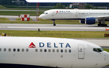 Máy bay Mỹ sắp cất cánh, bị máy bay khác hạ cánh ngay trước mặt