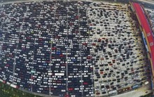 Vụ tắc đường lâu nhất thế giới: 12 ngày mắc kẹt, kéo dài 100 km, hình thành cả 'nền kinh tế chợ đen' giữa đường!