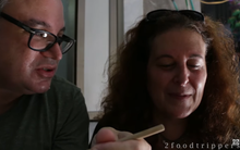 Khách Tây nhận xét: Chúng tôi đã ăn bún chả ở nhiều nơi rồi nhưng đây là quán ngon nhất Hà Nội