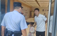 Ông nội lần đầu đưa cháu gái đi học, chỉ ít phút sau trường mầm non phải báo cảnh sát