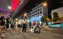 Hà Nội: 'Hố tử thần' xuất hiện sau trận mưa lớn, 'nuốt' xe máy đi đường