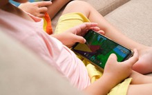 Bé trai 13 tuổi mắc gan nhiễm mỡ vì nghiện chơi điện thoại